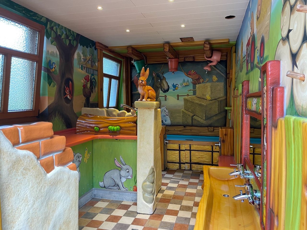 Camping Fuussekaul Heiderscheid Luxemburg kindersanitair Kinderwaschraum children washrooms