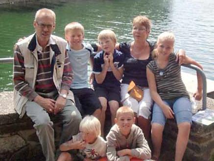 Gerard en Ciska Maas bij het stuwmeer van Esch-sur-Sûre in de Luxemburgse Ardennen met hun kleinkinderen