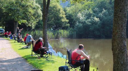 vissen in eigen vijver bij Camping Reilerweier Clervaux Reuler Luxemburg